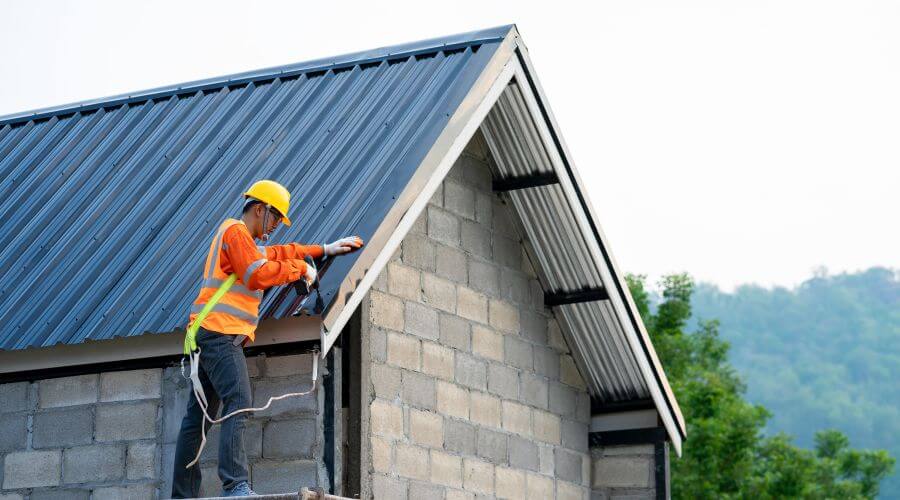 Professional gutter cleaning in Coto Laurel, PR